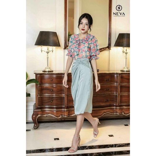 NeVa newtag áo và chân váy size M/L nguyên tag