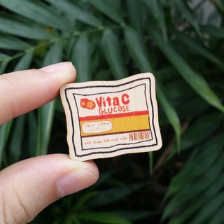 Huy Hiệu Cài Áo Gỗ Tuổi thơ Kẹo Vitamin C PN042
