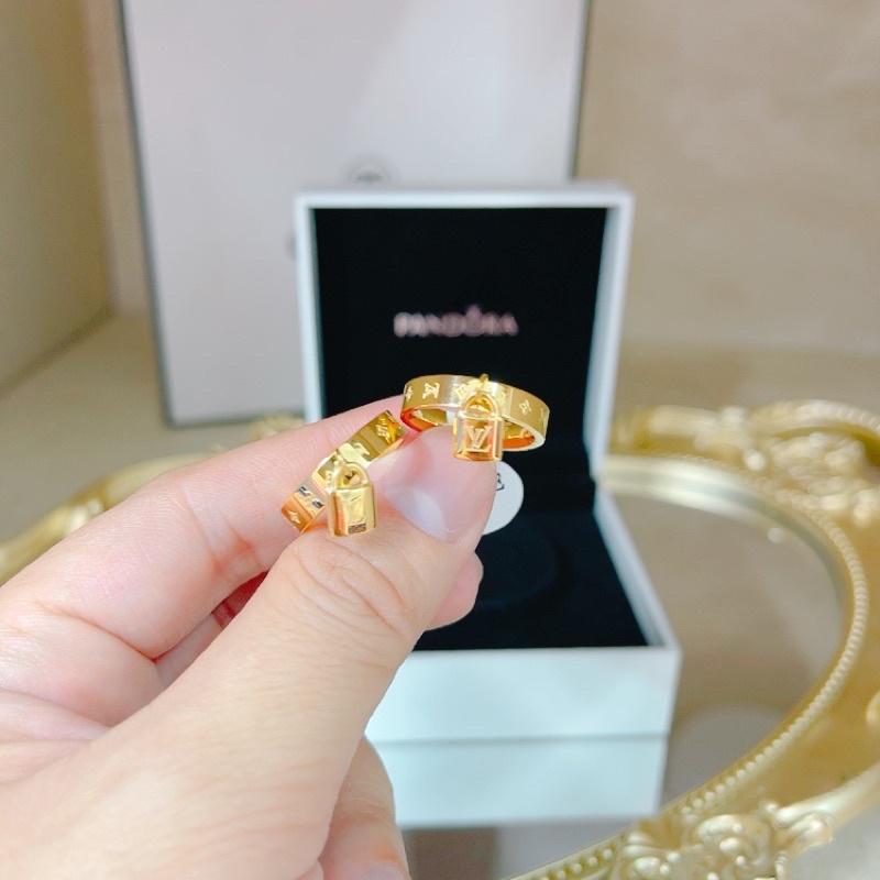 Nhẫn titan Lv ổ khoá sang đẹp mạ vàng ko rỉ