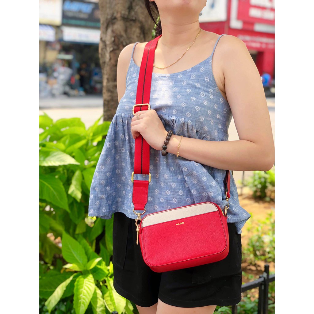 Túi camera bag của ALD0 đỏ rực lửa nắng hè