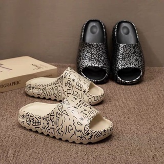 Dép bánh mì quai ngang Kaws Graffi size 36-40, đen trắng