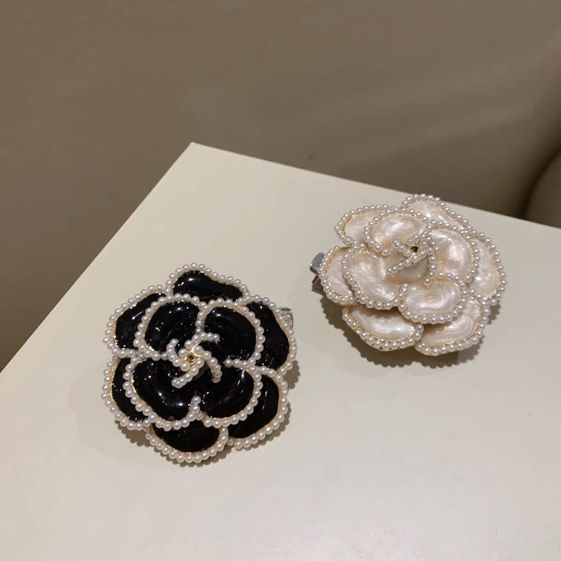 Bông hoa trà cài áo sang chảnh