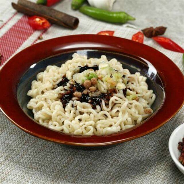 Mì trộn tương đen Hàn Quốc 135g | BigBuy360 - bigbuy360.vn