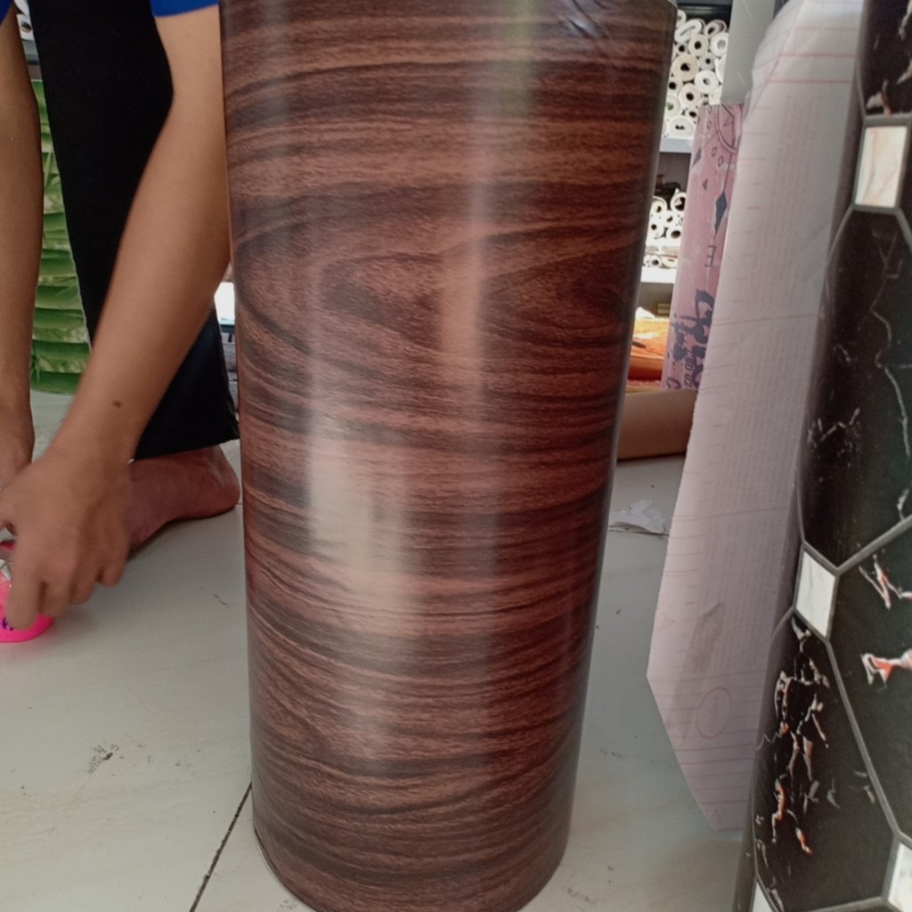 Decal giấy dán tường giả ván hắc hồ đào khổ 45cm keo sẵn