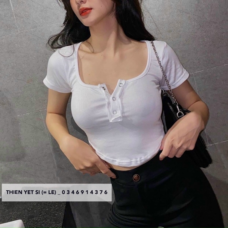 Áo croptop tay ngắn CỔ NÚT BẤM VẢI NỔI MC nữ năng động trẻ trung cá tính - Thiên Yết