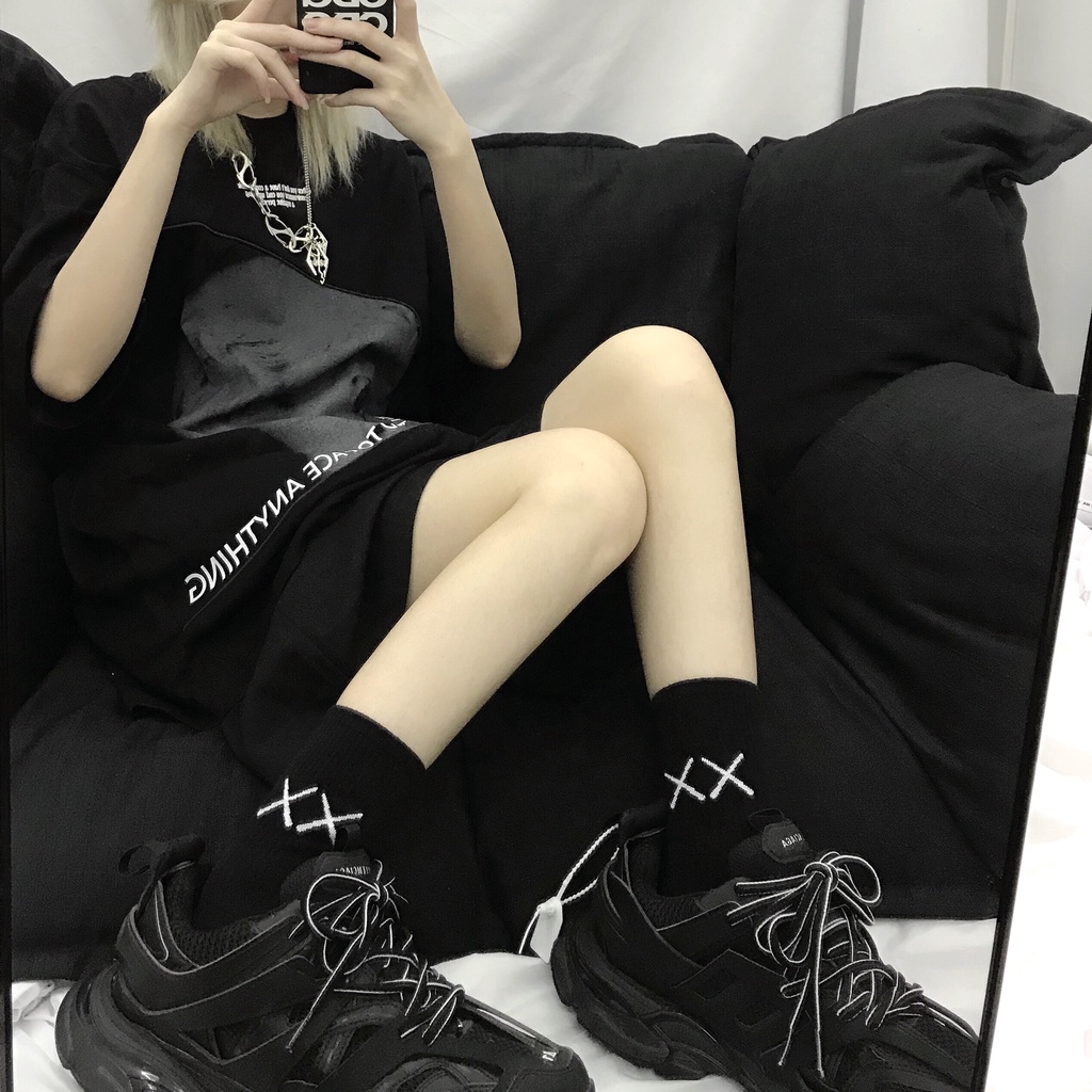 We Flower Vớ cổ cao in họa tiết dấu chéo màu trắng đen hợp thời trang cho nam và nữ