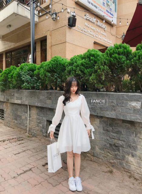 Đầm trắng dáng xòe cổ vuông 6 nút cườm vai tay nơ | BigBuy360 - bigbuy360.vn