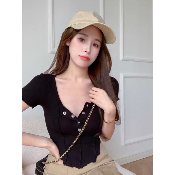 Áo Thun Gân Phối Nút Cá Tính Chuẩn Ulzzang