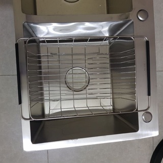 Rổ inox 304 đặt trên chậu rửa bát