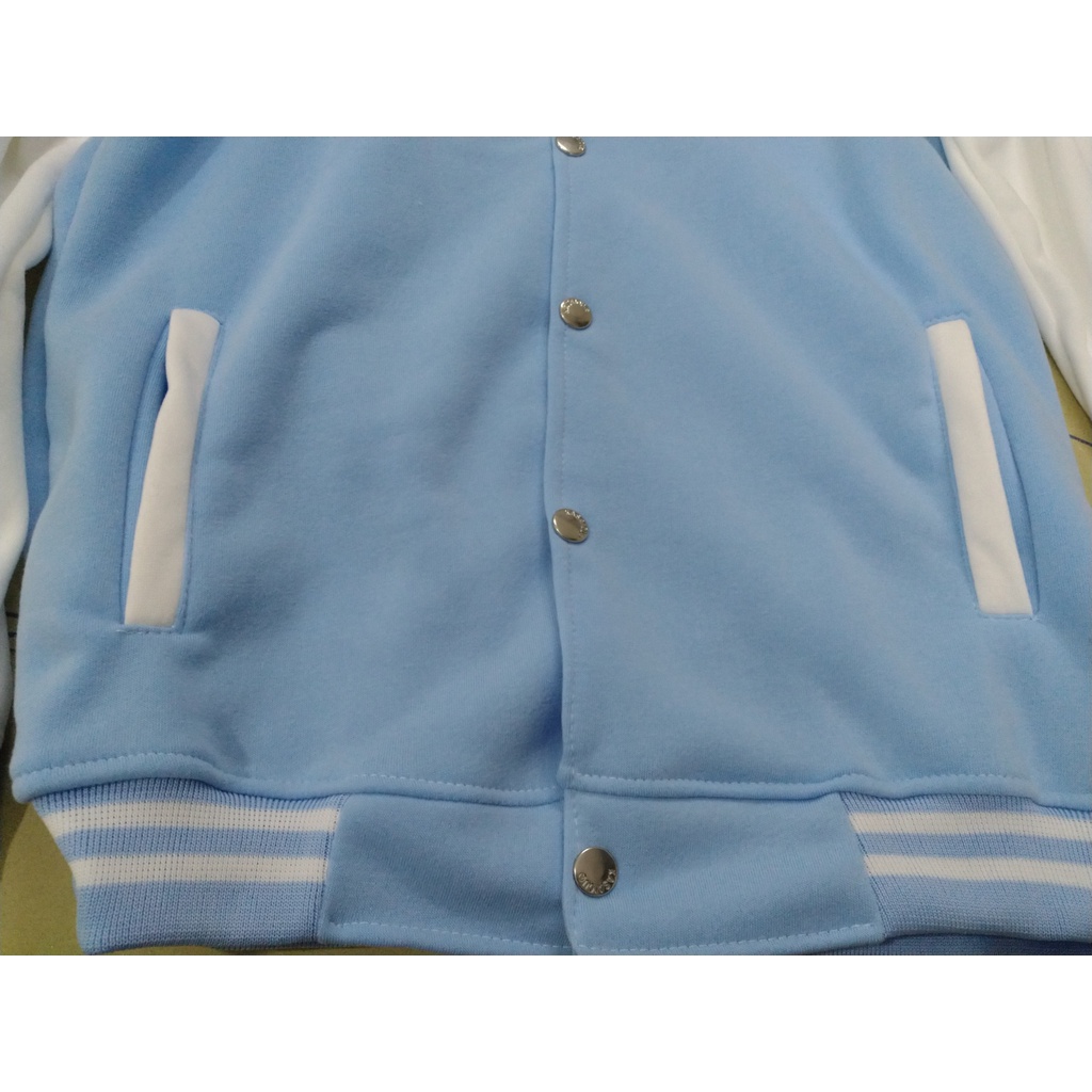 Áo khoác Bomber UNDERTRAP in chữ U.