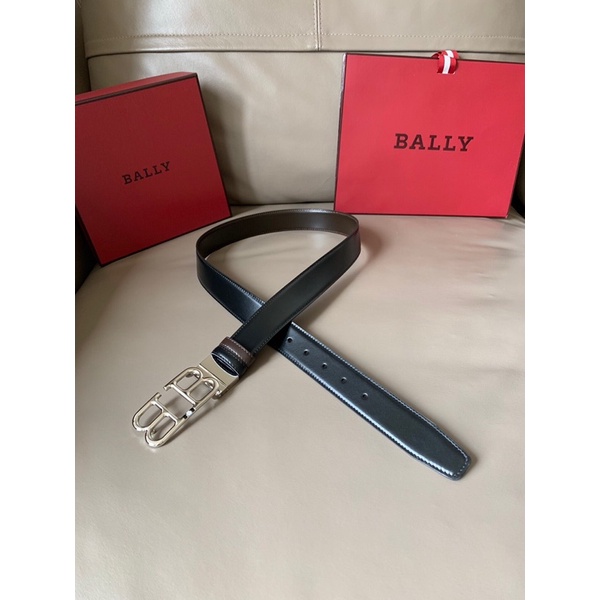 thắt lưng nam với thiết kế hai mặt, một mặt màu đen trơn ngược da màu cà phê mịn bally