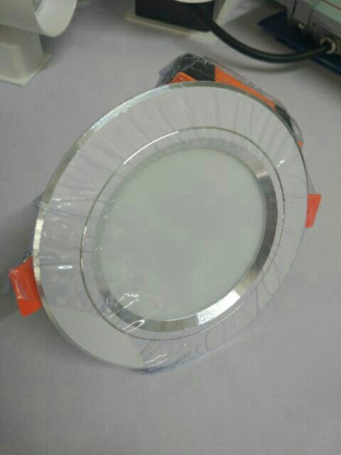 Đèn led âm trần viền vàng/bạc 9w đổi màu, đế đúc