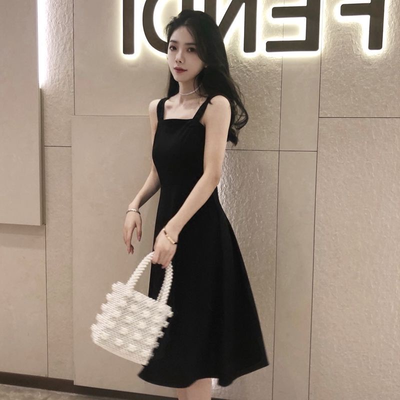 Đầm Hai Dây Màu Đen Dáng Vừa Phối Túi Thời Trang Xuân Hè 2022 Cho Bạn Gái