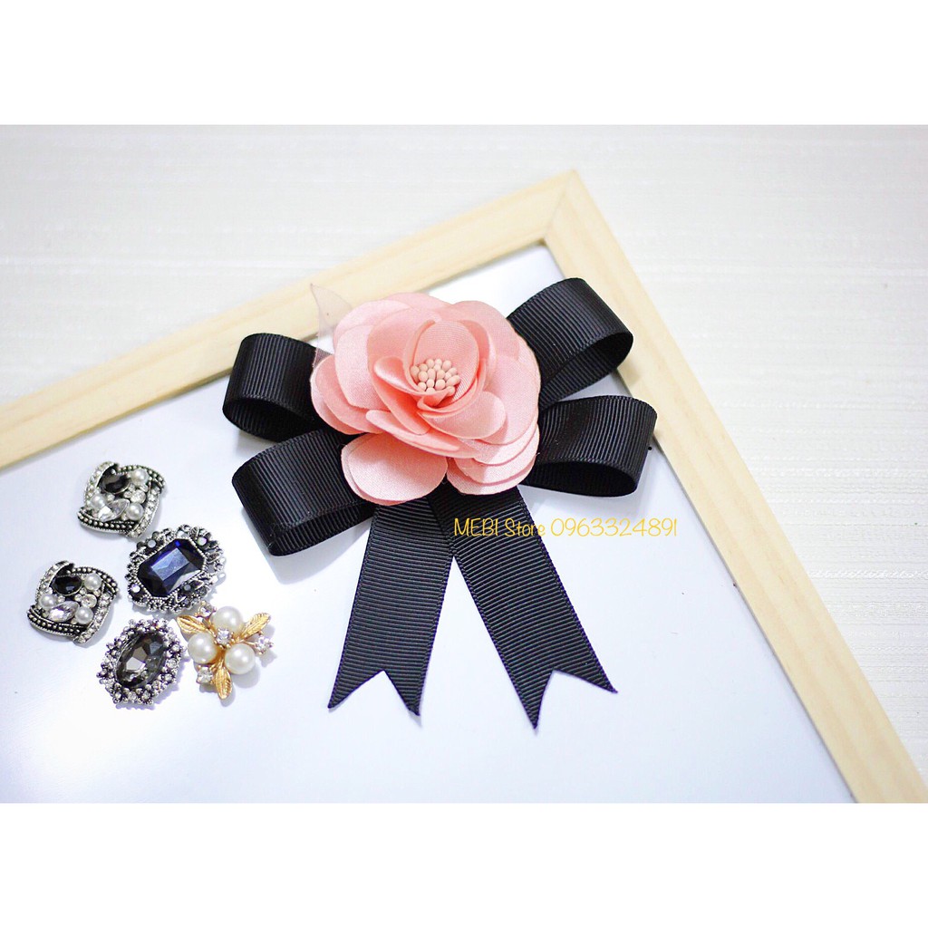 (Ảnh thật 100%) Hoa cài áo handmade, huy hiệu cài áo cao cấp (mẫu hoa hồng ruy băng đen)