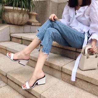 Guốc đế xuồng quai trong