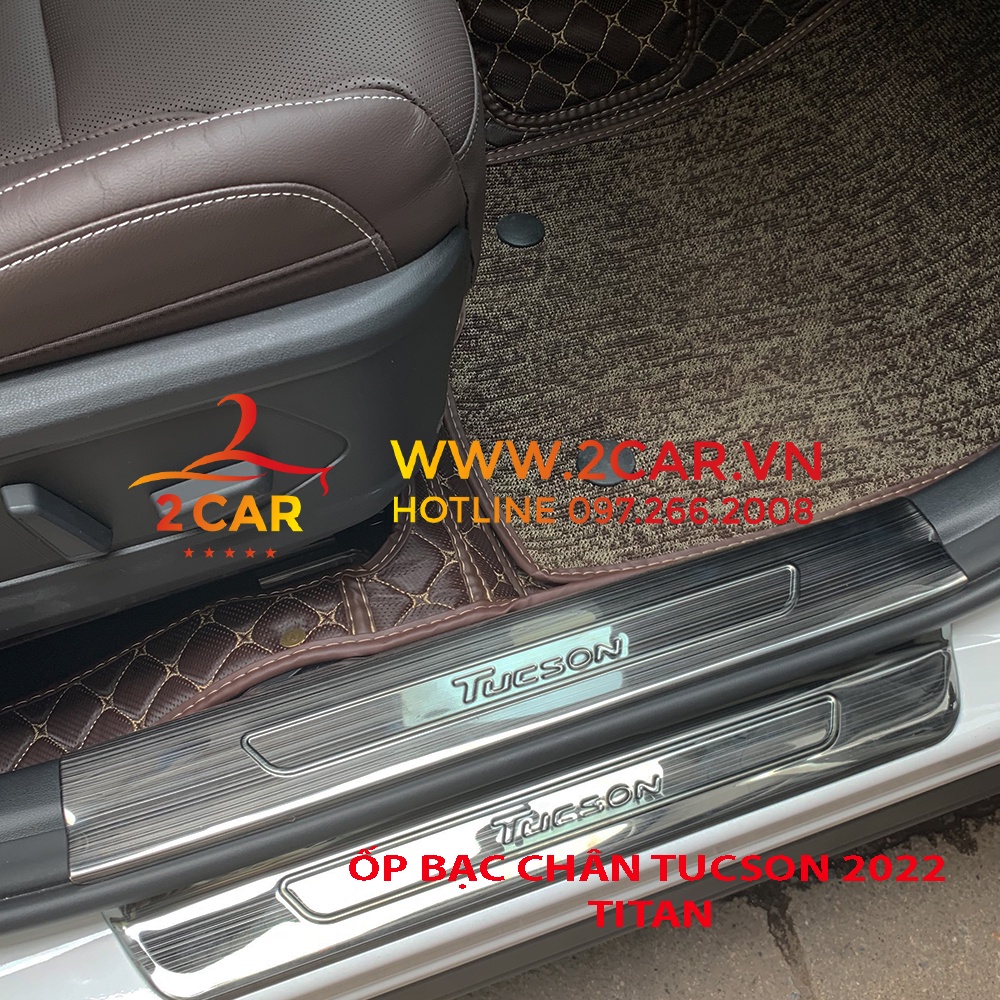 Ốp bậc chân trong, ngoài xe HYUNDAI TUCSON 2022- 2023 chất liệu Titan chữ dập nổi cao cấp