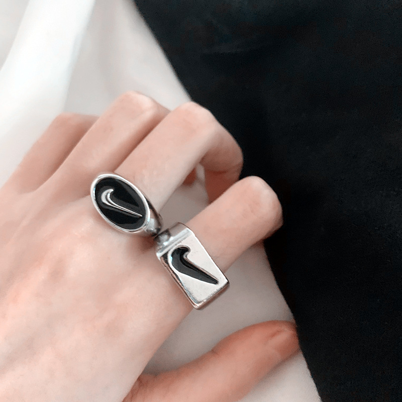 Nhẫn đeo tay bằng kim loại khắc họa tiết sáng tạo