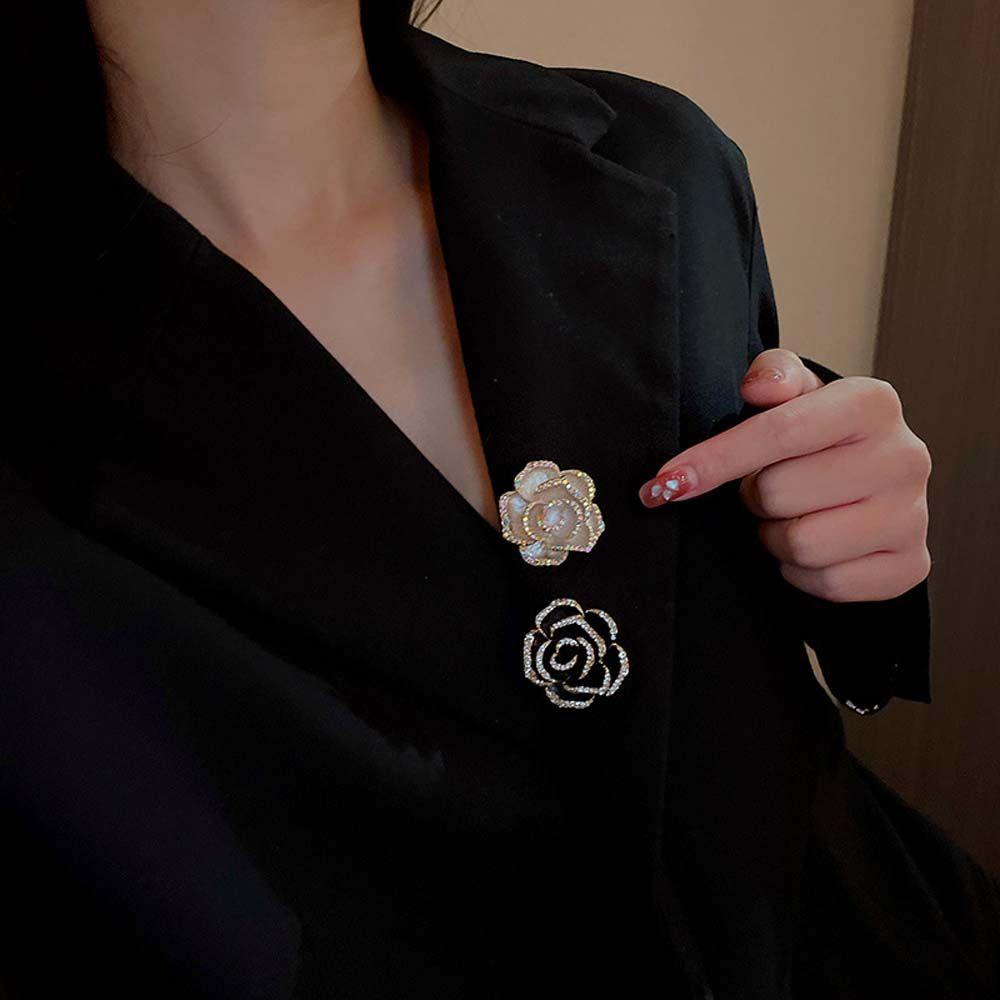 Ghim Cài Áo Hình Hoa Trà Đen Trắng Sang Trọng