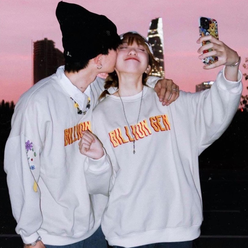 Áo Sweater Nữ Beige Cartoon Sweatshirt Billion Gen | BigBuy360 - bigbuy360.vn