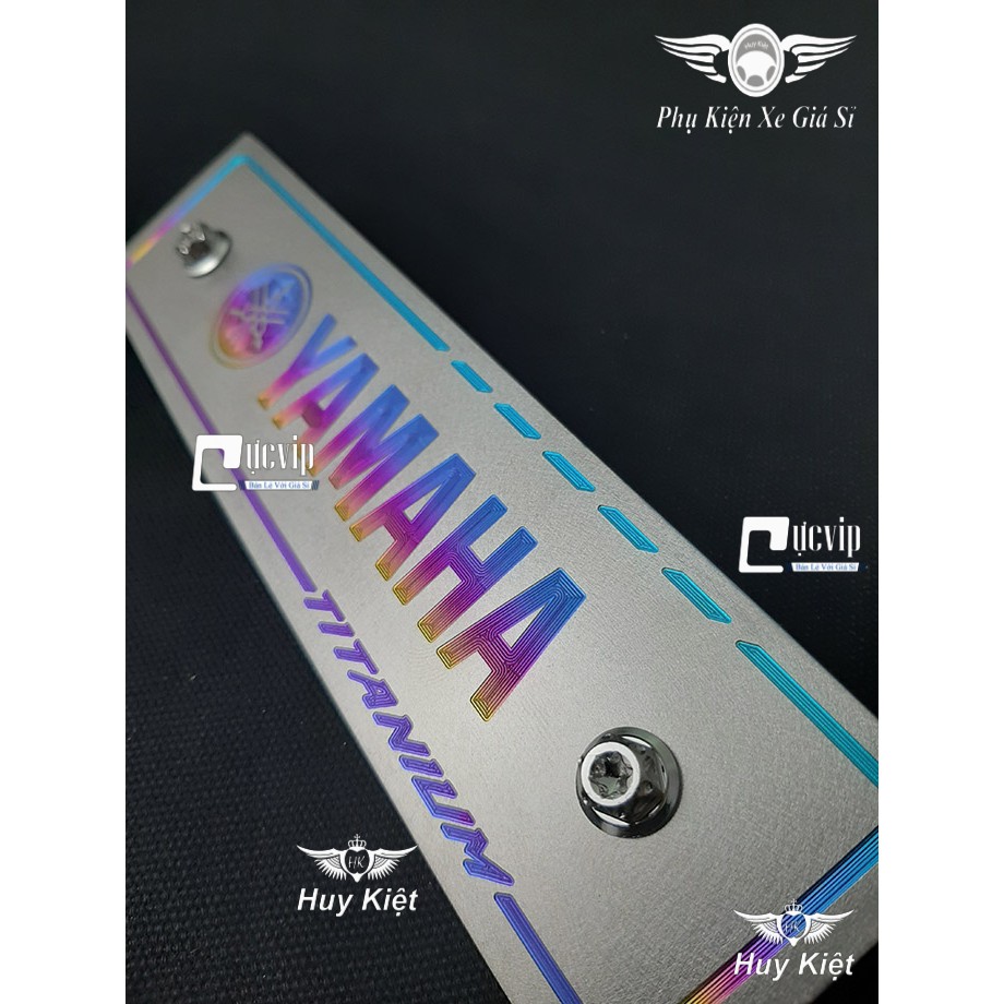 [Giá Hủy Diệt] - (3696) - Bảng Tên Xe Yamaha Titan Kèm 2 Ốc Salaya
