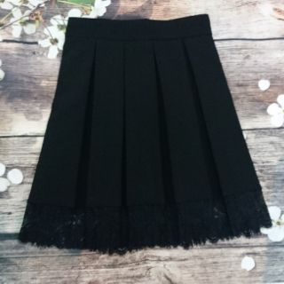 Chân váy xếp ly phối ren