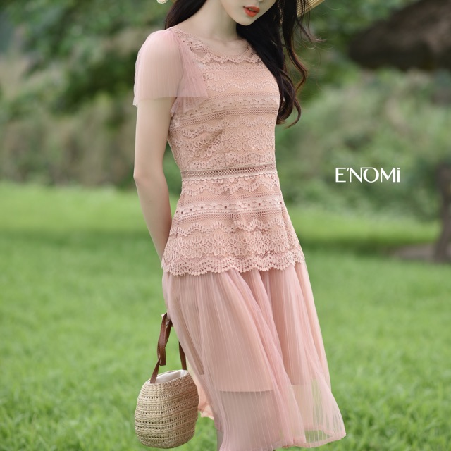 Đầm ren phối lưới màu nude hồng