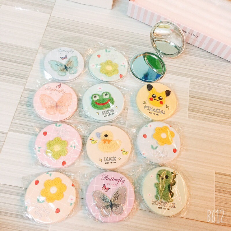 Gương mini 2 mặt có hình thêu . .
