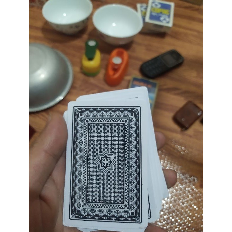 Bài nhựa kính áp tròng royal