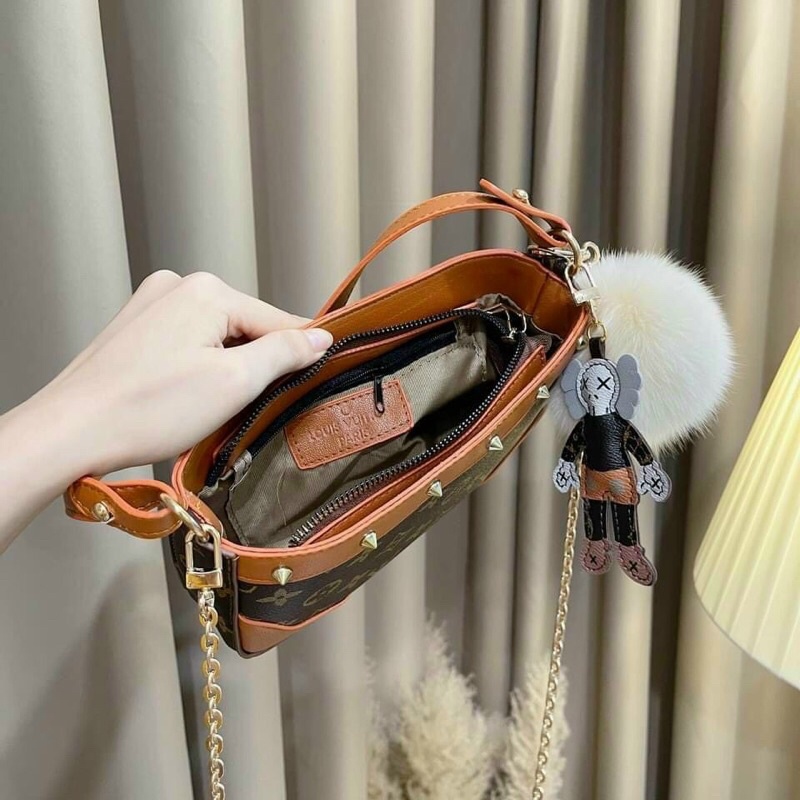 Túi kẹp nách lv kèm phụ kiện có dây đeo chéo chất da pu loại 1
