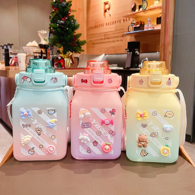 Bình Nước Cao Cấp 1500ml, bình nước cute có dây đeo và ống hút tiện lợi, bình có tặng kèm Hình Dán 3D siêu xinh