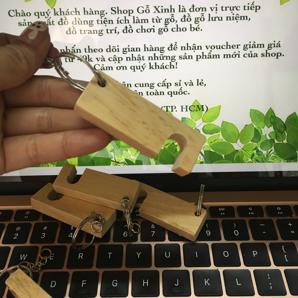 Móc khóa kiêm giá đỡ điện thoại bằng gỗ