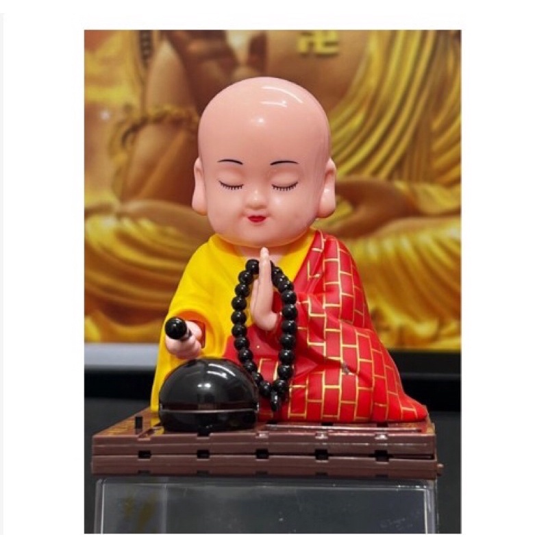Tượng phật chú tiểu gõ mõ tự động trang trí trên ô tô - bàn làm việc mang lại may mắn, cầu bình an
