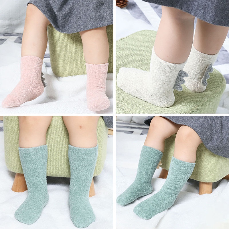 Vớ Nhung San Hô Giữ Ấm Bắp Chân Chống Trượt Hình Khủng Long Dễ Thương Cho Bé