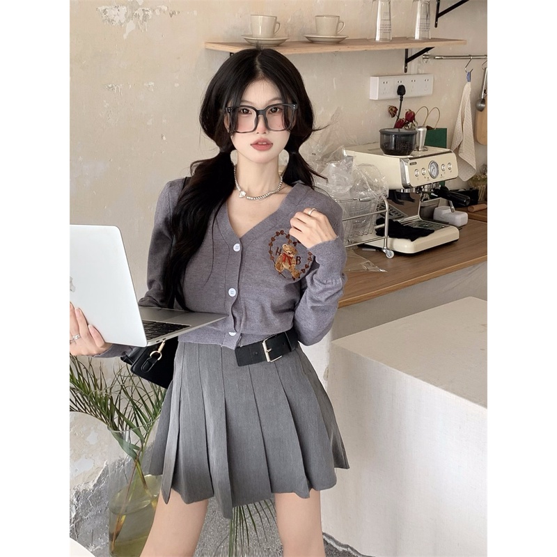 Bộ Áo Dệt Kim Tay Dài Cổ Chữ V Thêu Hình Gấu Phối Chân Váy Ngắn Xếp Ly Lưng Cao Thời Trang Cho Nữ