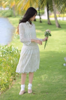 Đầm ren trắng.