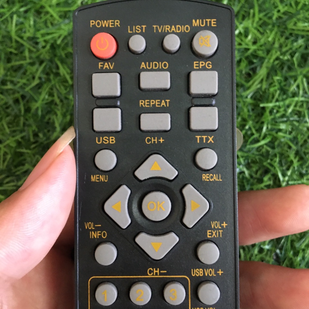 Điều khiển đầu kĩ thuật số DVB - T2 - Điều khiển tivi đầu kĩ thuật số DVB có chữ màu cam dưới bàn phím - Tặng kèm pin