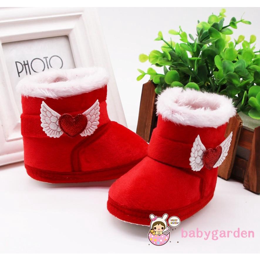 Giày Bốt Lót Bông Mềm Mại Thoáng Khí Chống Trượt Có Cánh Trái Tim Cho Bé Gái