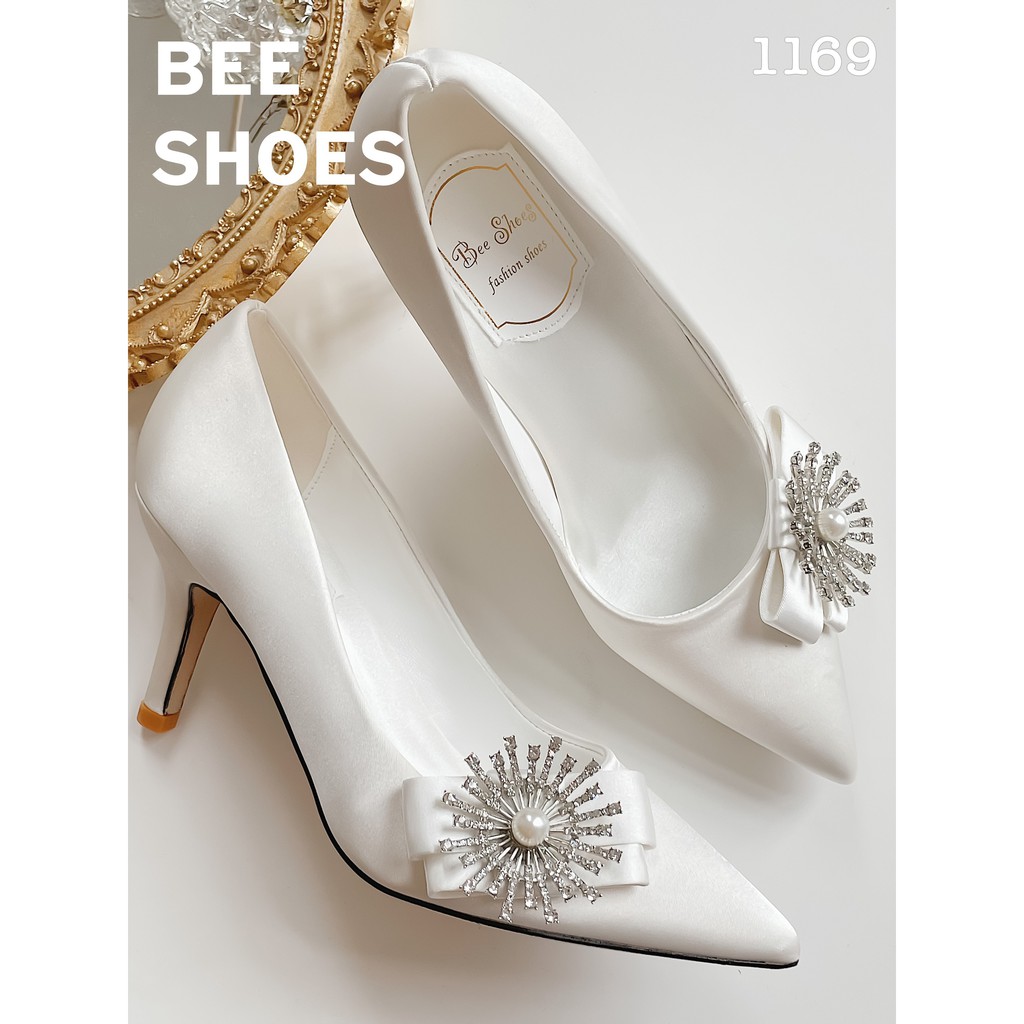 BEESHOES - GIÀY CAO GÓT NỮ MŨI NHỌN HỌA TIẾT NƠ HOA ĐÁ - GIÀY CAO GÓT NỮ GÓT NHỌN CAO 7 PHÂN SẴN MÀU TRẮNG 201169