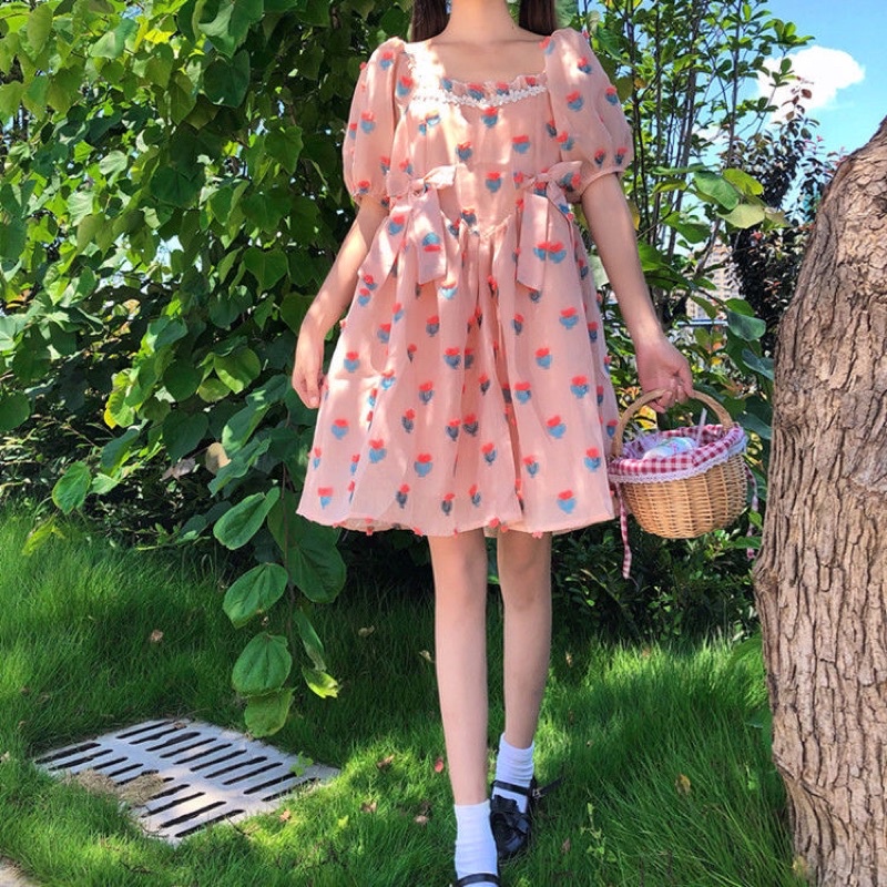 Váy babydoll hoa nhí thêu chỉ cổ tim