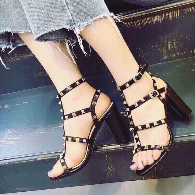 Guốc valentino đinh da bóng siêu hot hít size 36