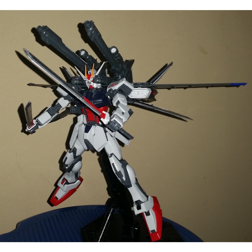 Mô hình lắp ráp Gundam MG 1/100 GAT-X105 STRIKE GUNDAM + I.W.S.P 008 kèm base