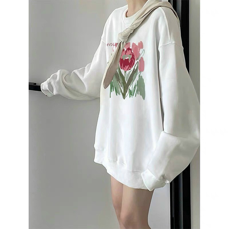 Áo sweater GUU phối hoa đỏ trước ngực nổi bật form thụng trùm mông vải chân cua dày mặc thu đông