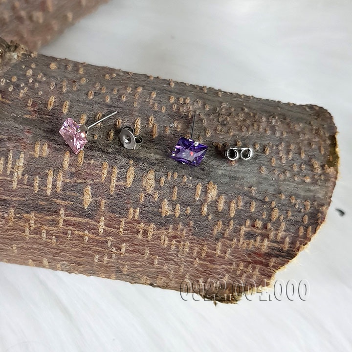 Bông tai đá màu vuông (1 chiếc) đủ kích thước.