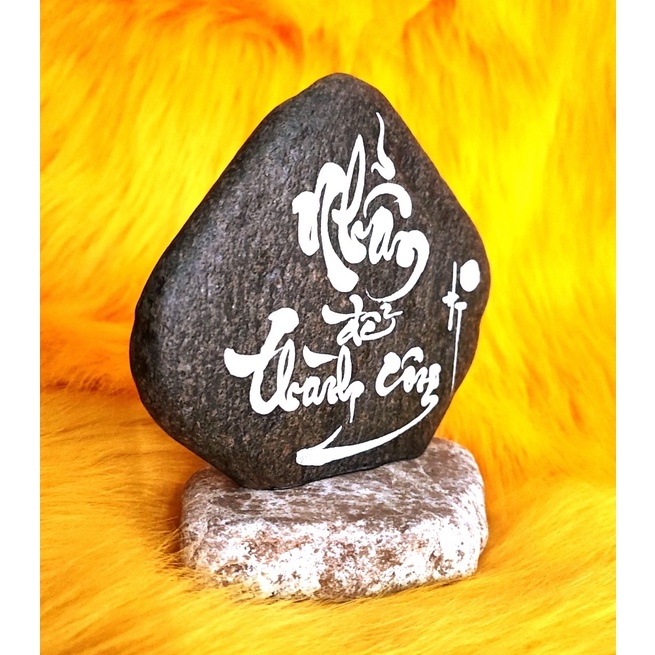 Thư pháp chữ Nhẫn viết trên đá. Kích thước: 8x6x12cm