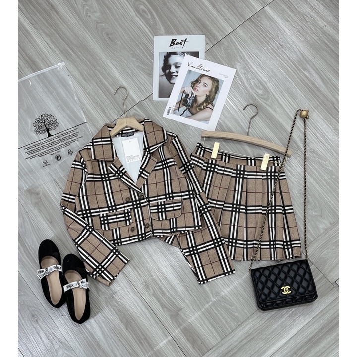 Set áo vest kèm chân váy xếp li kẻ BBR | BigBuy360 - bigbuy360.vn