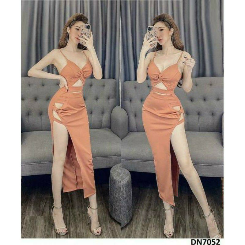 Đầm body yếm xẻ tà khoét ngực sexy