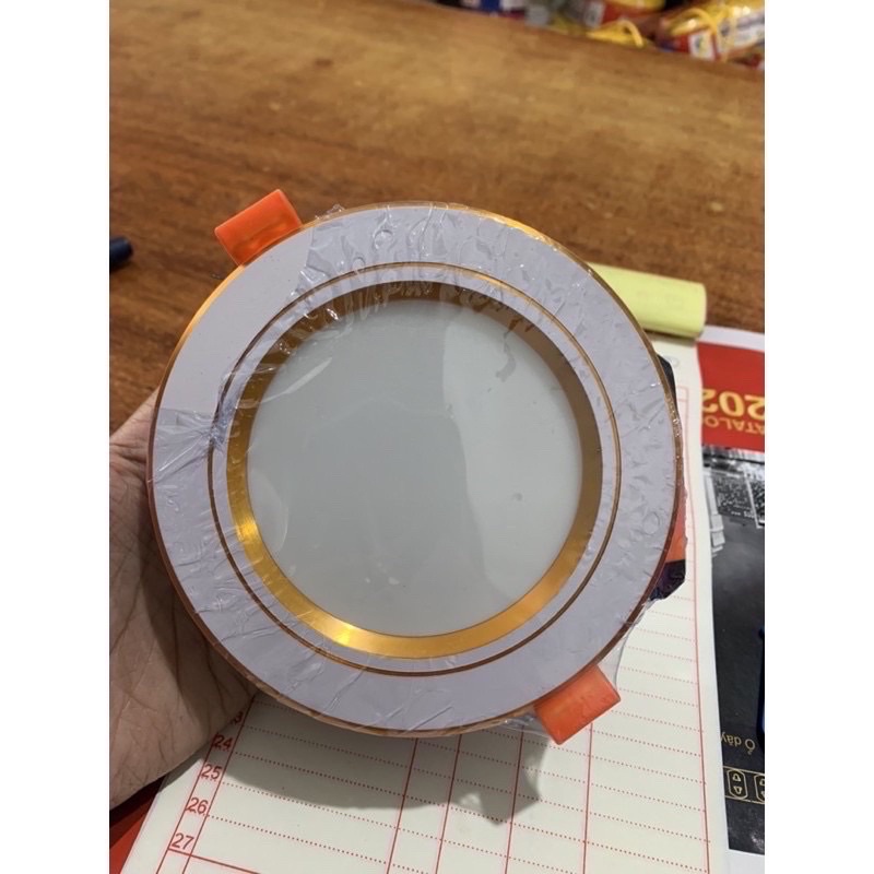 Đèn led âm trần nhôm tản nhiệt 3 màu phi 90 7w viền vàng