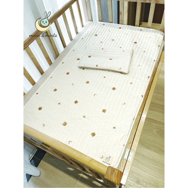 Topper thảm lót chống thấm chần bông cho bé Moon&Mints, hoạ tiết thêu phong cách Hàn Quốc