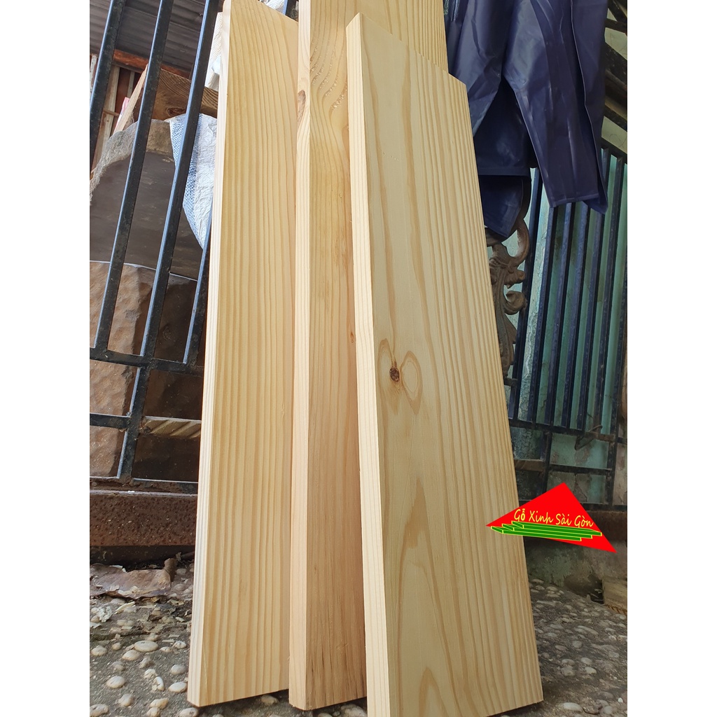 Tấm gỗ thông dày 3cm, rộng 24cm, dài 1m2 dùng làm kệ âm tường, xích đu, bậc cầu thang, trang trí, làm mặt bàn,mặt ghế