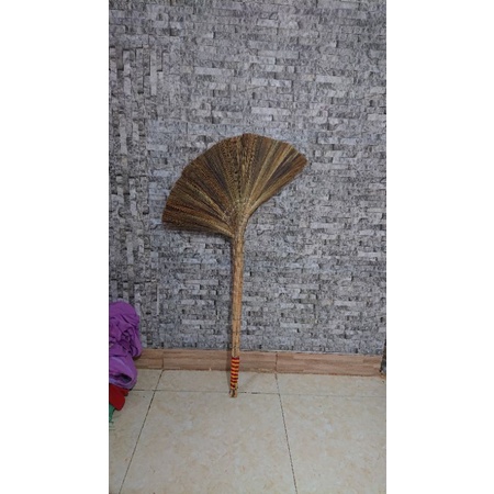 Chổi quét nhà bông cỏ quấn kẽm truyền thống dày dặn, chắc chắn, cầm nặng tay - Nhà sạch Store